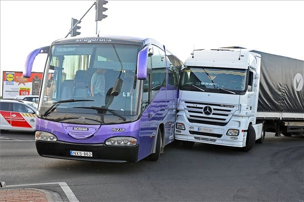 Gyerekeket szállító busz karambolozott a XVI. kerületben