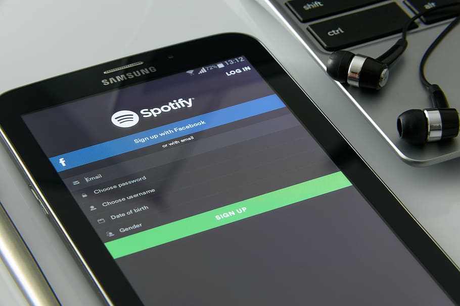 Egészen hihetetlen, de igaz: rászálltak a bűnözők a Spotifyra, kamu zenehallgatással mossák tisztára a pénzt