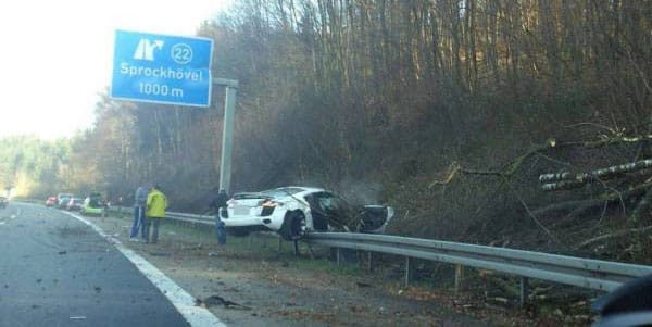 Autópálya szalagkorlátján landolt egy R8-as Audi – fotó