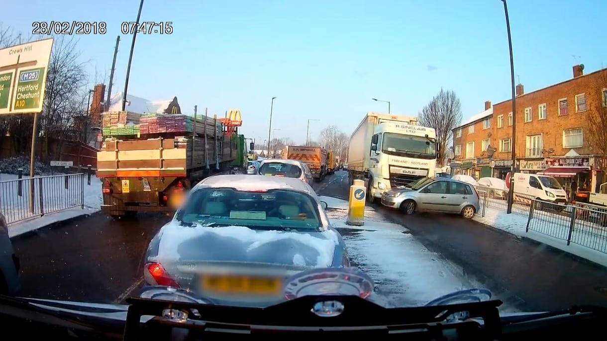 Videó: Észre sem vette a kamionos, hogy egy kocsit tol maga előtt