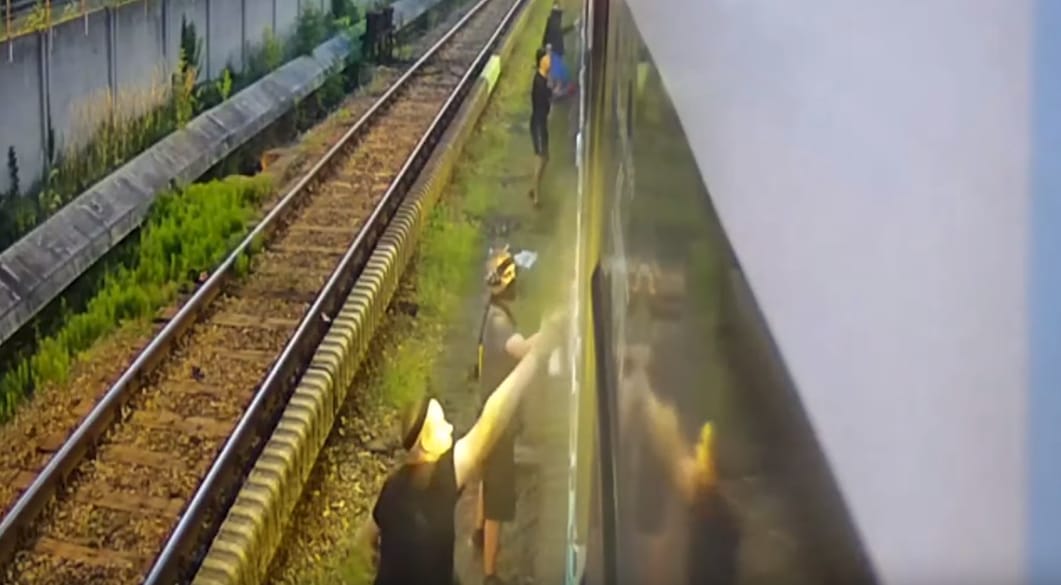 Biztonsági kamera vette a metrórongáló graffitisek akcióját