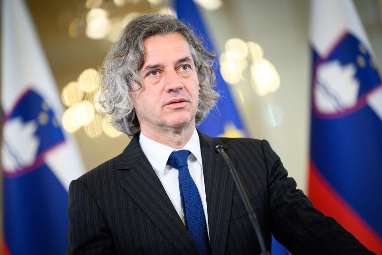 Az illiberális hatalom bukása után liberális irányt vesz az új szlovén kormányfő