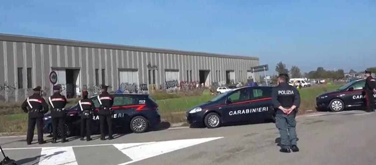 Több száz rendőr vette körbe az illegális rave parti helyszínét, hazamentek a bulizók