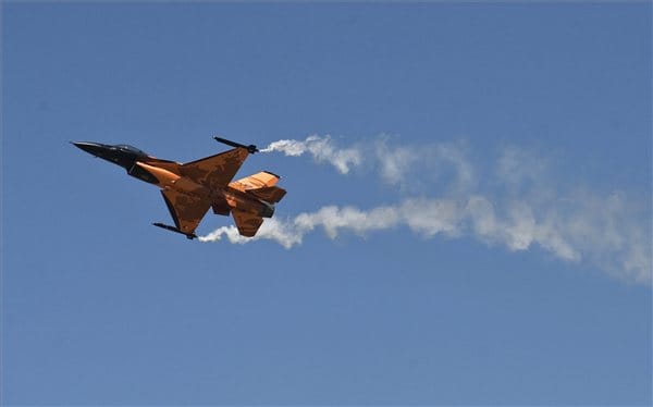 Fotók: Bütykölni kezdte a szerelő a vadászgépet, rommá lőtt vele egy F–16-ost