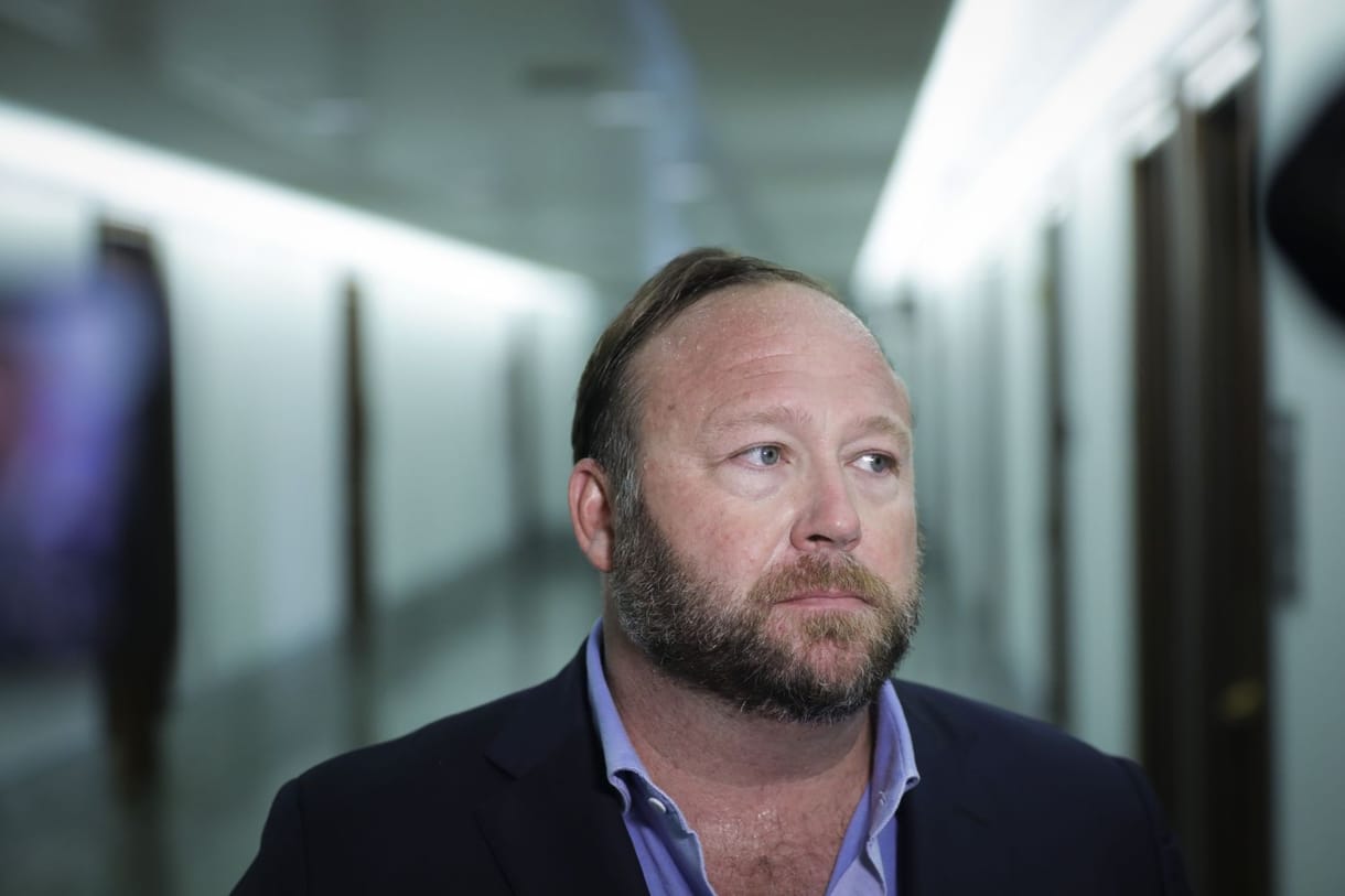 Csődöt jelentett az összeesküvés-elméleteket terjesztő Alex Jones
