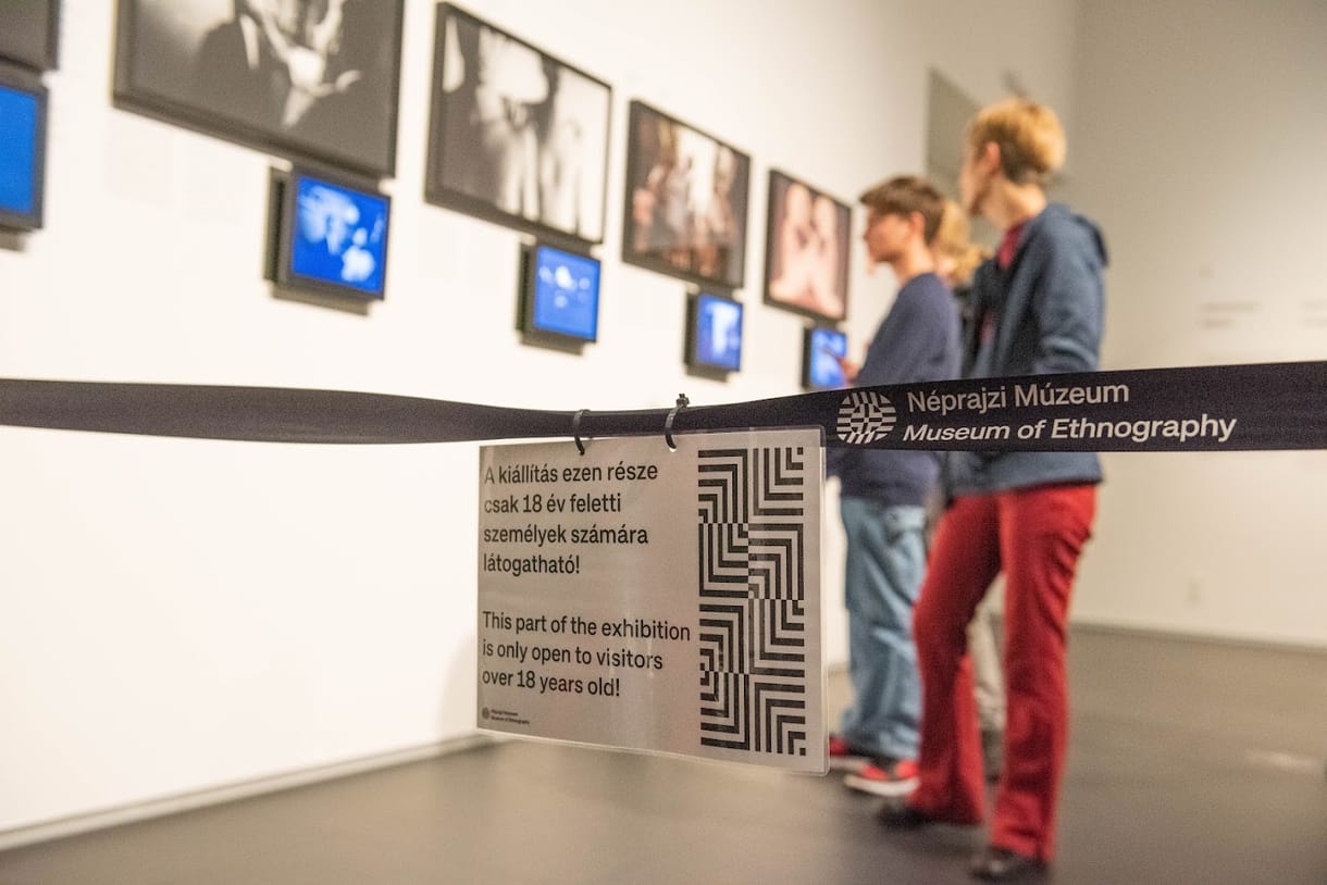 Eljárás indult az Egységes Diákfront egyik vezetője ellen, miután diákok látogatták meg a Néprajzi Múzeum melegellenes kordonját