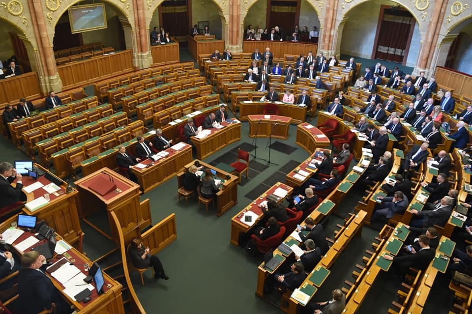 Már a legkevesebbet kereső képviselő fizetése is súrolja az 1 milliót