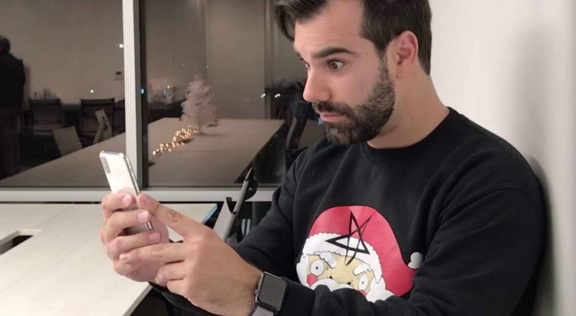 Nem kerülhette el a sorsát az iPhone X: szemöldökkel lehet vele játszani – de tényleg