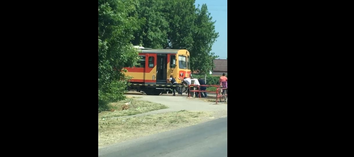 A személyzetnek kellett tolni a vonatot a tiszalöki átjárónál – videó