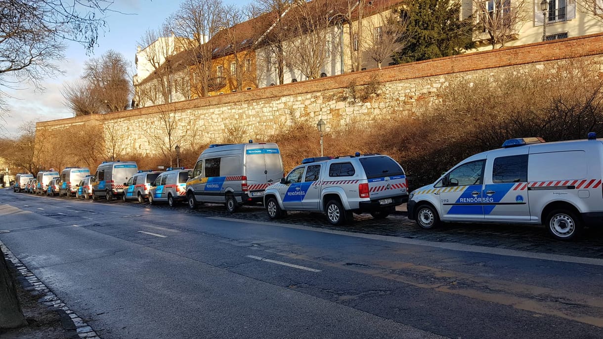 Hatalmas volt a rendőri készültség, de csak tucatnyi tüntető ment a Várba – fotók