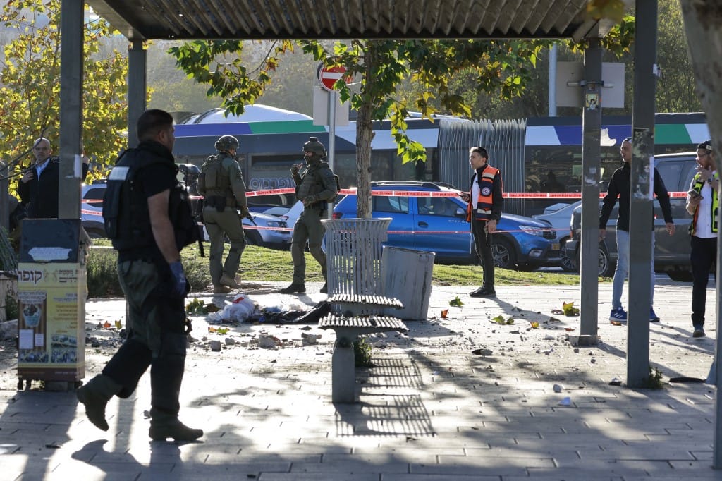Két pokolgép robbant reggel Izraelben, egy ember meghalt