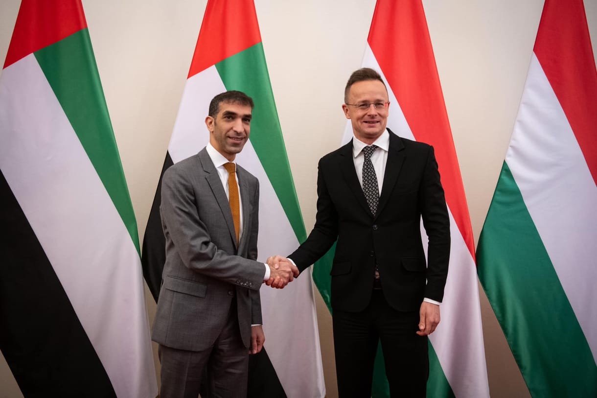 Szijjártó aláírta a „maxi-Dubaj” szerződést