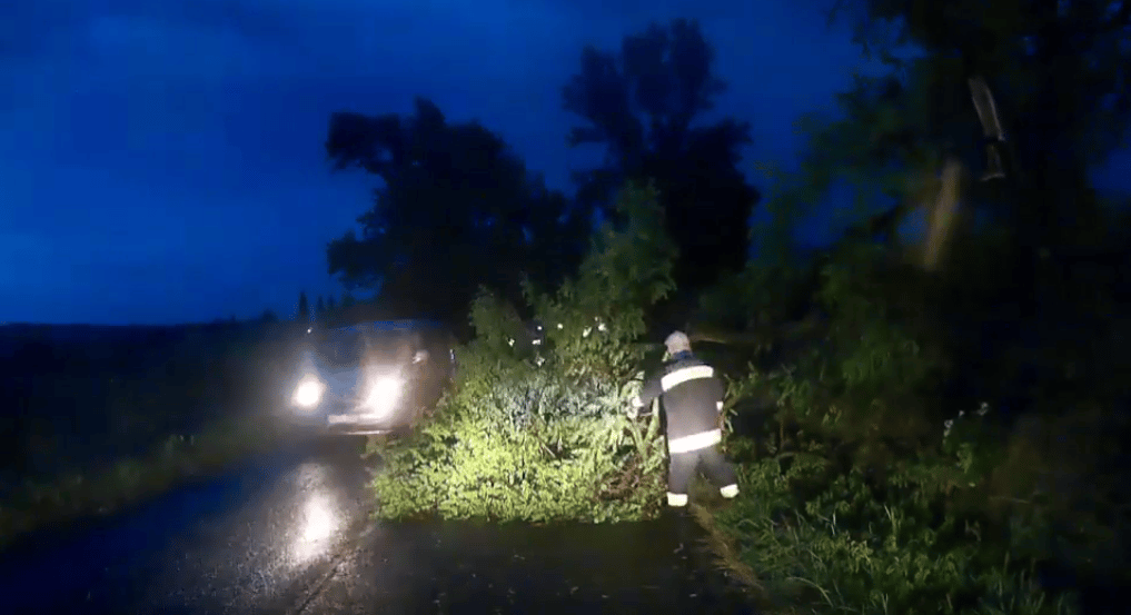 Videó: Kimerítő volt tegnap a tűzoltók munkája