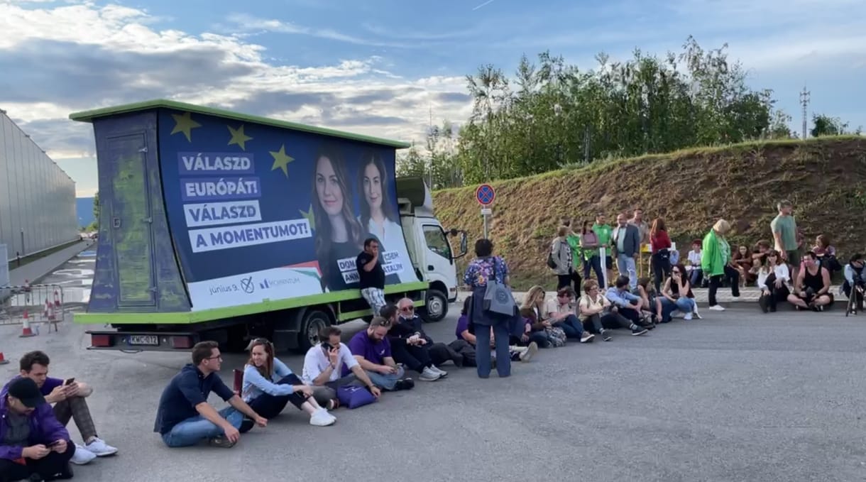 Demonstrálók zárták le a gödi Samsung-gyár bejáratát