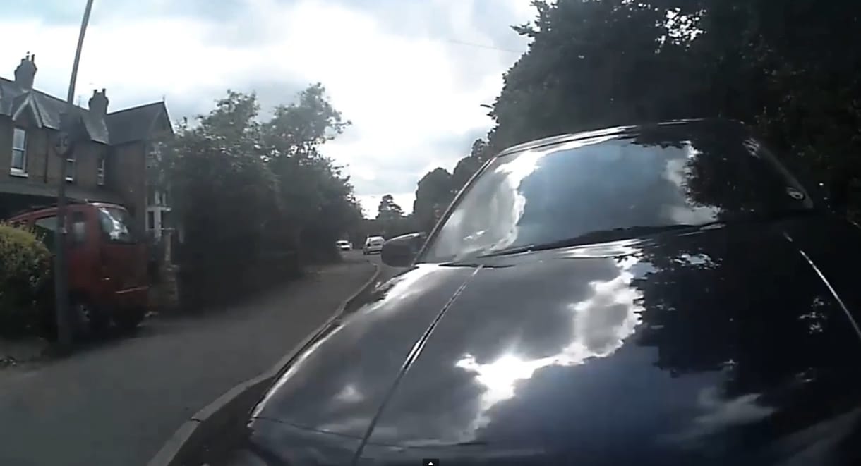 Videó: Lefilmezte a bicajos, ahogyan elgázolják
