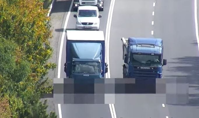 Többek közt dupla záróvonalon előző teherautóst is fogott a rendőrségi drón