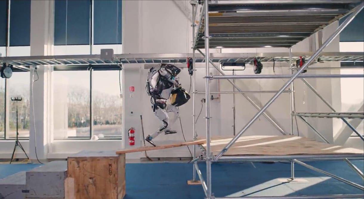 Nem mindig ügyes, néha fejre áll a Boston Dynamics emberszabású robotja – videón a bakiparádé