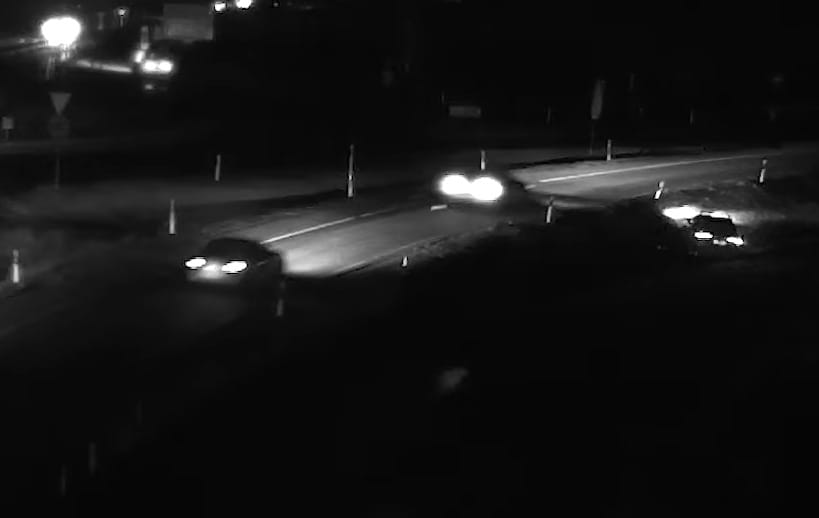 Egymás után hajtottak el az autósok egy balesetet szenvedett kocsi mellett, ami lesodródott az útról – videó