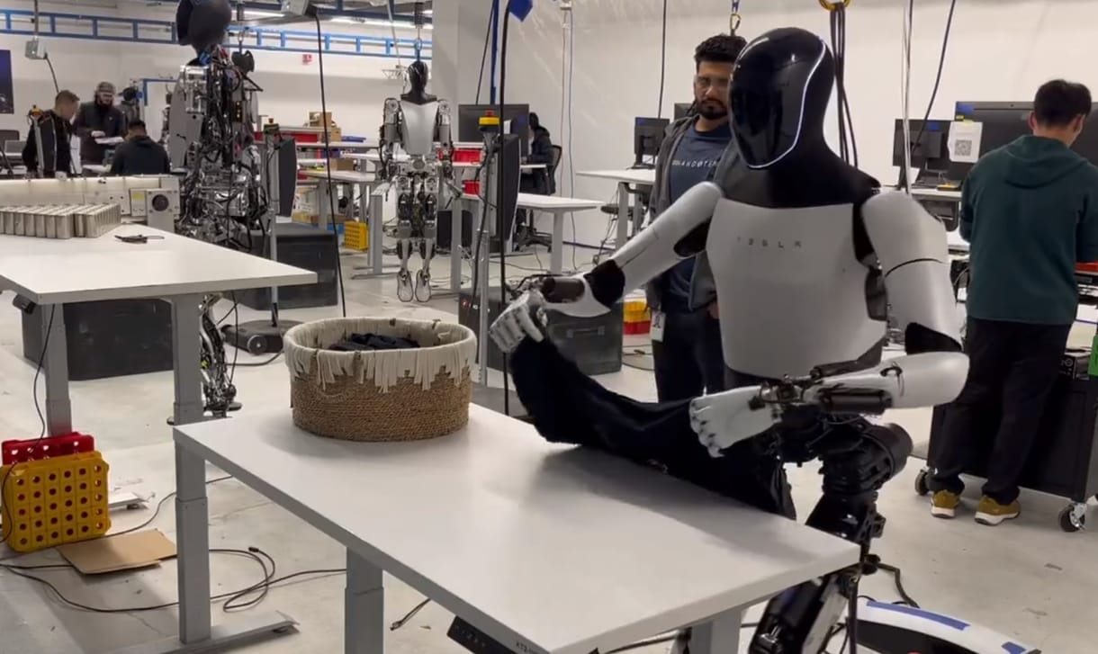 Újabb videót tett közzé a Tesla humanoid robotjáról Elon Musk, de van egy kis probléma a bemutatott folyamattal