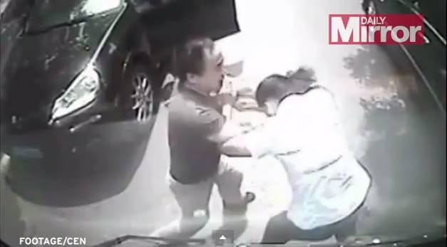 Felkavaró videó: porschés fickó ver össze egy női buszsofőrt
