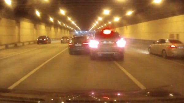 Ilyen, amikor balesettel végződik az illegális közúti versengés – videó