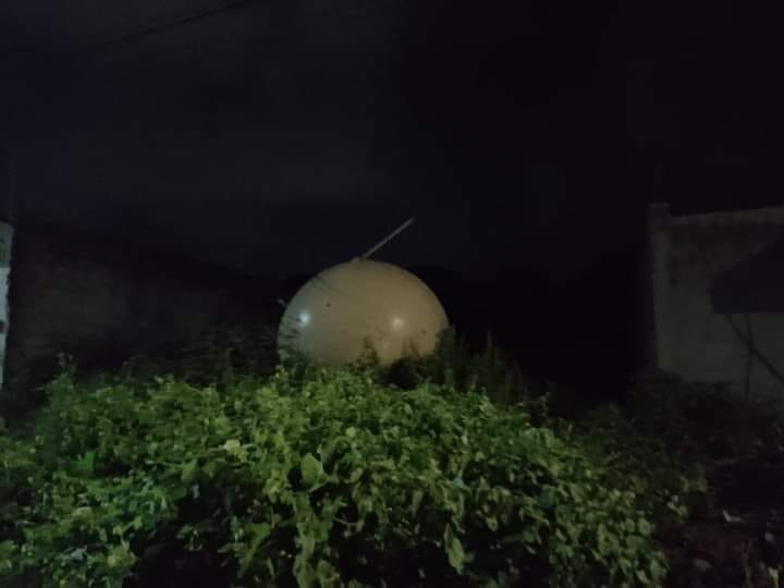 Lepottyant az égből egy szabályos, gömb alakú tárgy – antenna és egy fura kód is van rajta