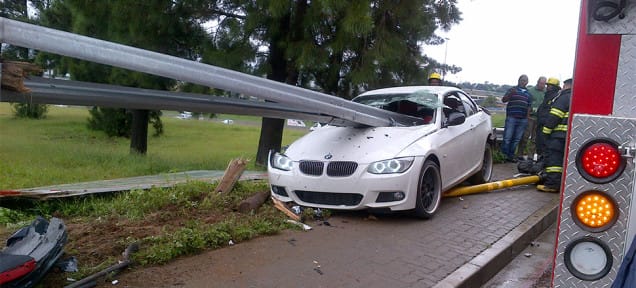 Szalagkorlát fúrta át egy dél-afrikai focista BMW-jét – fotók