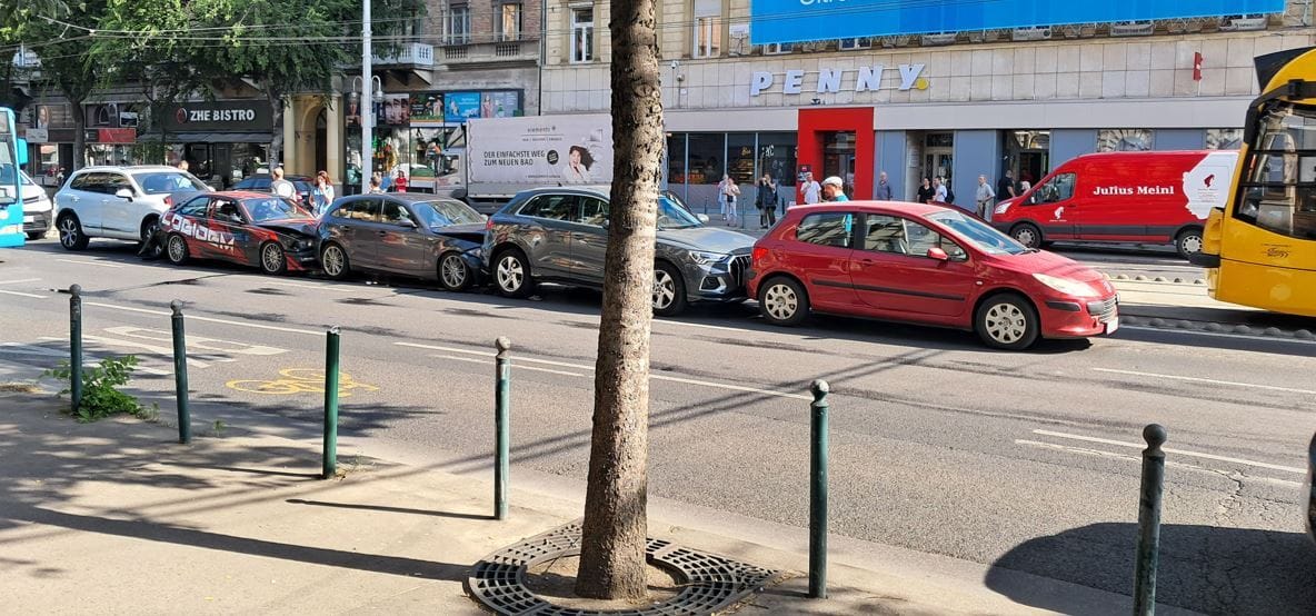 Öt autó karambolozott a Nyugati térnél