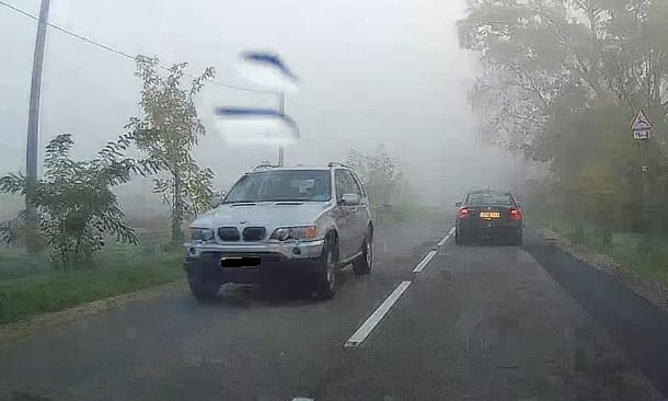Miért ne előzzünk ködben? Nagyon egyszerű, mutatjuk egy szürke BMW példáján
