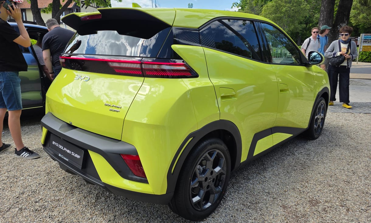 Robbantott a BYD az európai piacon 2025-ben, és lassan jönnek a szegedi autók