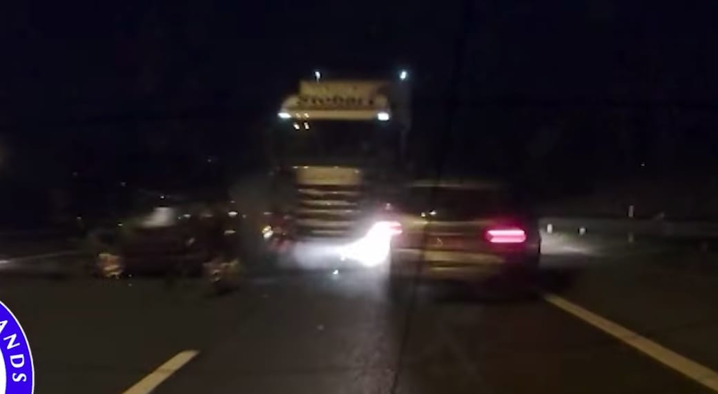 Elaludt a kamionsofőr, 70 km/h-val rohant bele az előtte álló autókba – videó