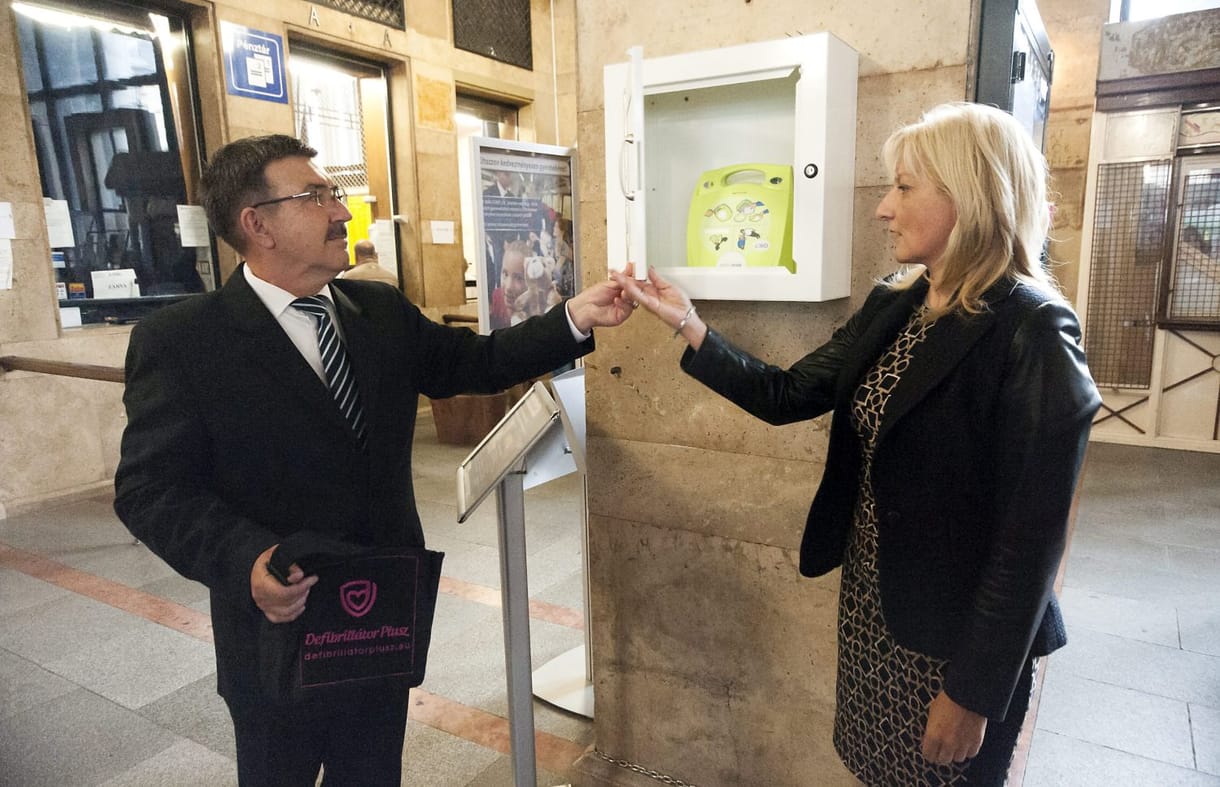 Megtalálták a győri állomásról ellopott defibrillátort
