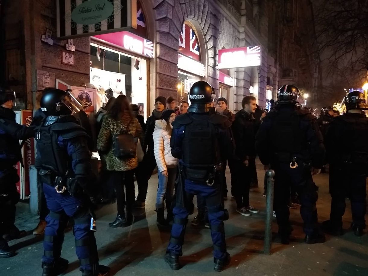 Be kell mondanom a kamerába a nevemet, ha a rendőr kérdezi?