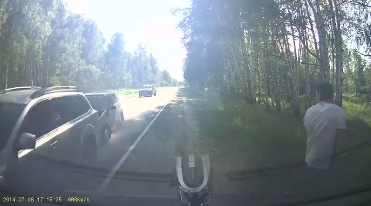 Ennél kellemetlenebb meglepetés nem érhet egy autóst – videó