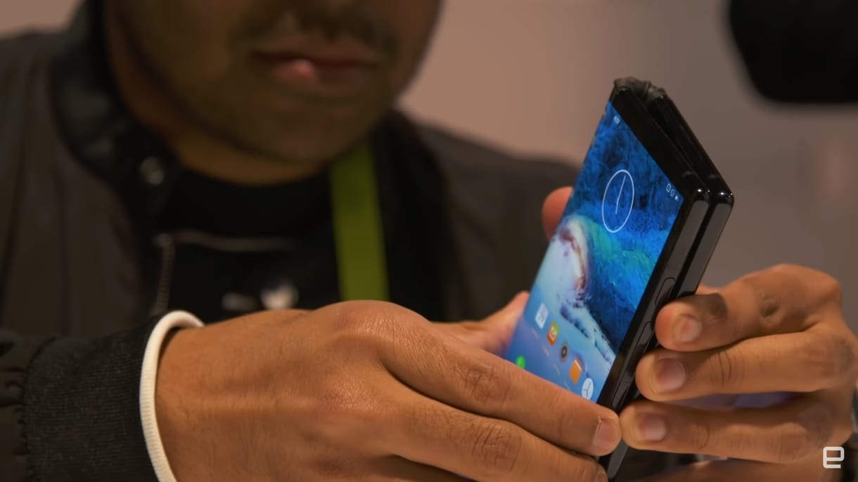 Megjöttek a tapasztalatok az első igazi összehajtható telefonról, videón a Royole FlexPai