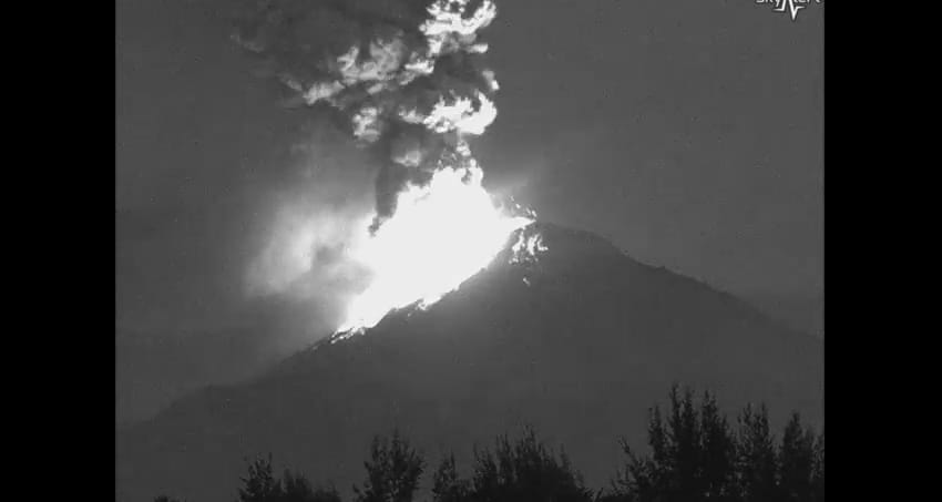 Kitört a Popocatepetl, hamu borította be Pueblát - videó