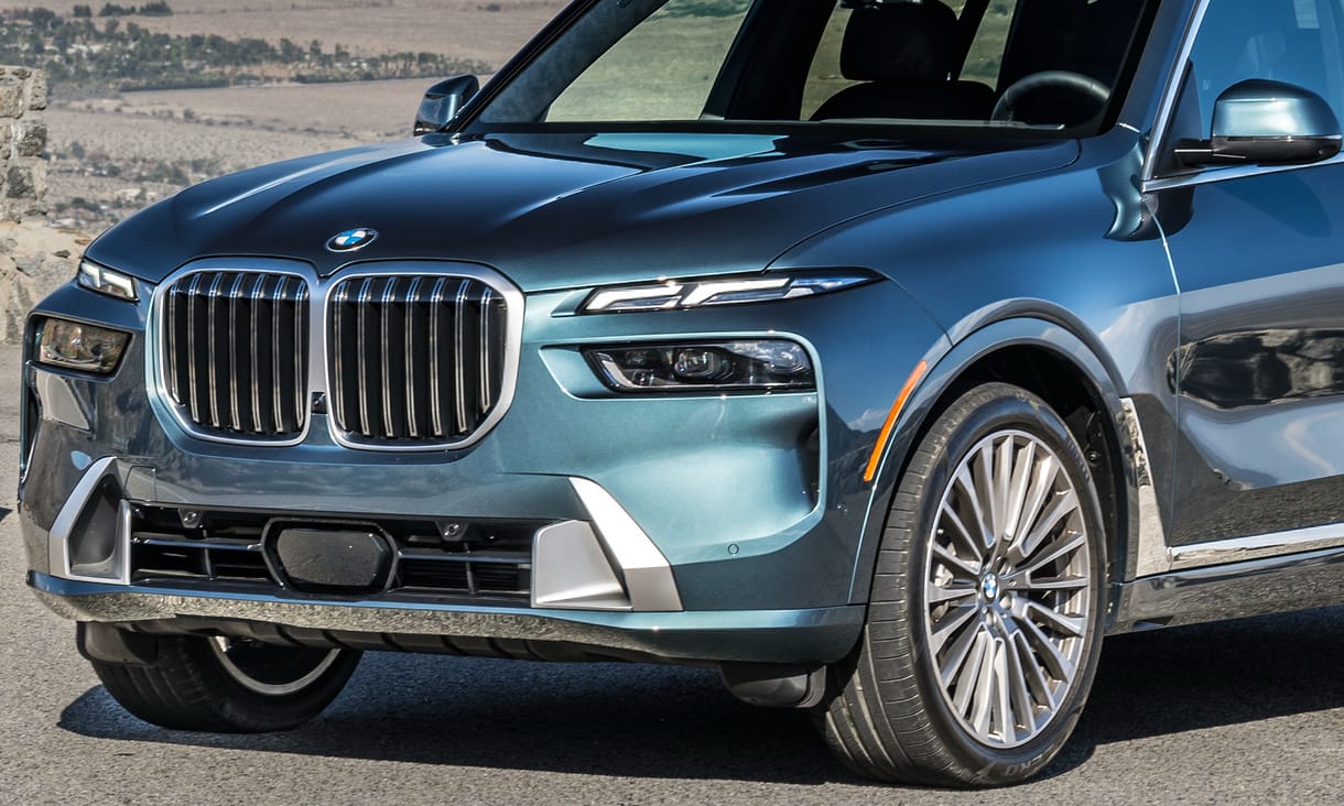 Új kristályfényszóró a BMW legnagyobb divatterepjáróján