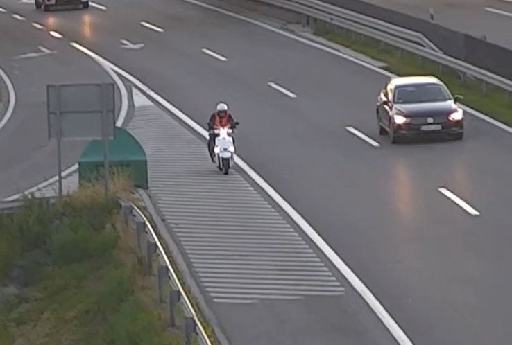 Videó: Az M1-esen gimnasztikázott is, majd megállt könnyíteni magán egy robogós