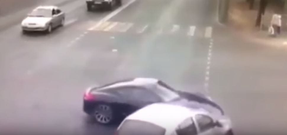Összekoccant a Porsche és a Renault, de senki nem érti, ami utána történt – videó