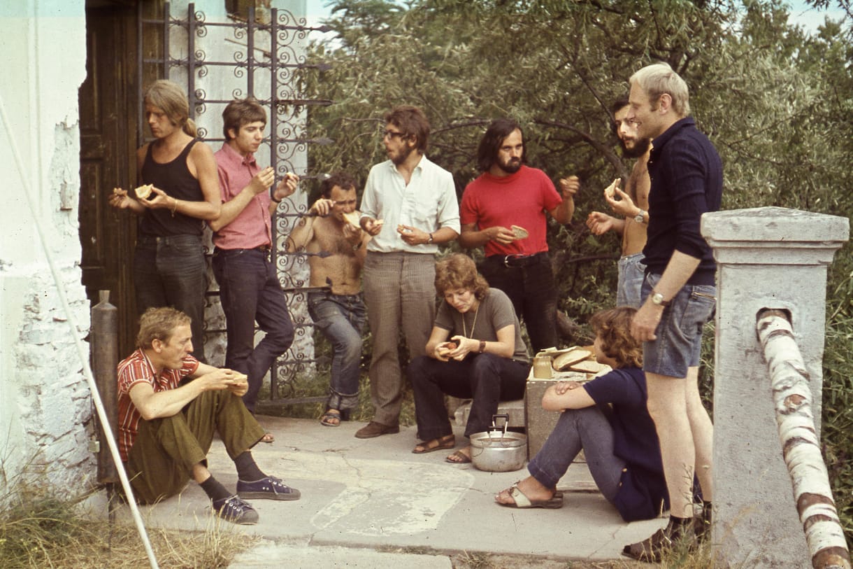 Miként vált a szabadság kis szigetévé Balatonboglár? – Az 1970–73 közötti legendás évek a Vaszary Galéria kiállításán
