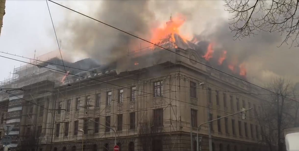 Kigyulladt az adóhivatal épülete Kassán