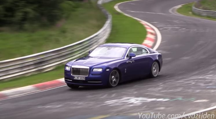Rolls-Royce a versenypályán: mint egy víziló a lóversenyen – videó