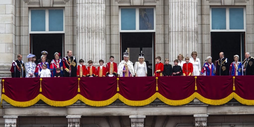 „Borzalmasan fehér” volt a Buckingham-palota erkélye – mondta a Bridgerton sztárja, aztán magyarázkodott