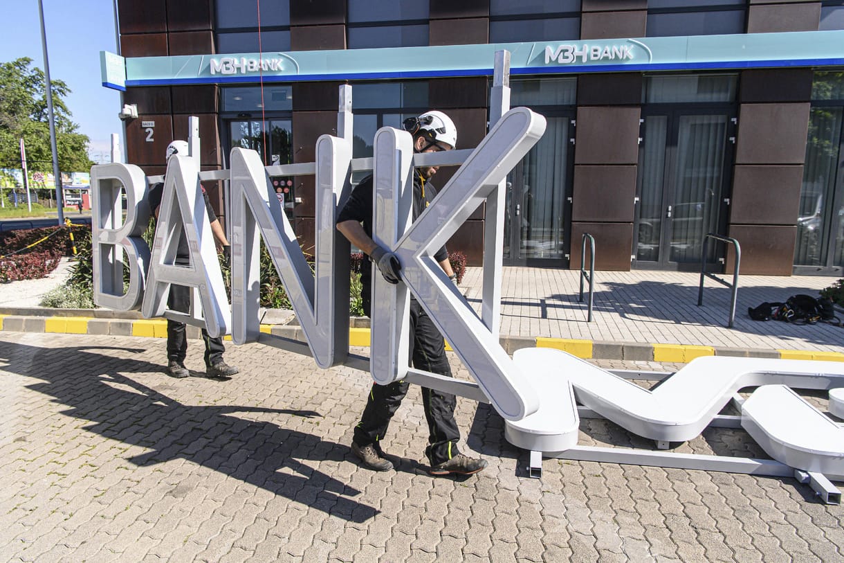 A Mészáros-féle MBH Bank leépítésre készül a felépülés jegyében
