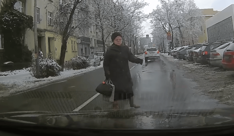 Az öntudatos nagymamák etalonja ez a néni, aki itt önkéntes rendőrködik - videó