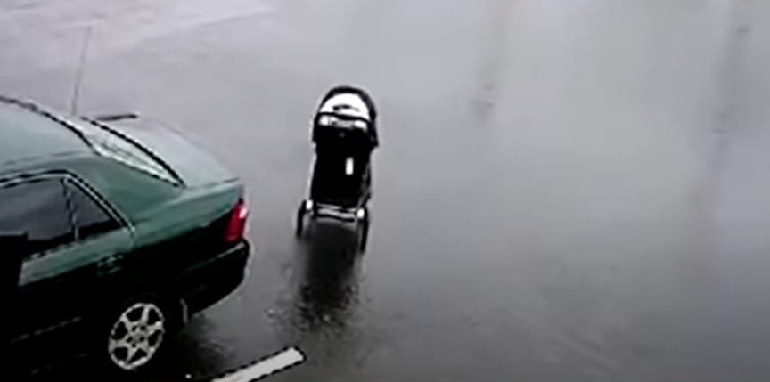 Ijesztő videón, ahogy a forgalmas útra gurul egy elszabadult babakocsi