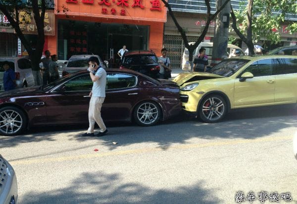 Maserati és Porsche ütközött egy családi perpatvar miatt – fotó