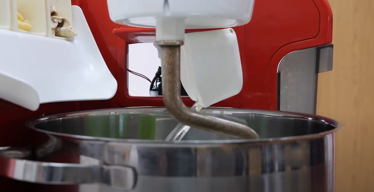 Ez az ügyes robot egymaga készíti az ételt, egy étterem be is fogta dolgozni