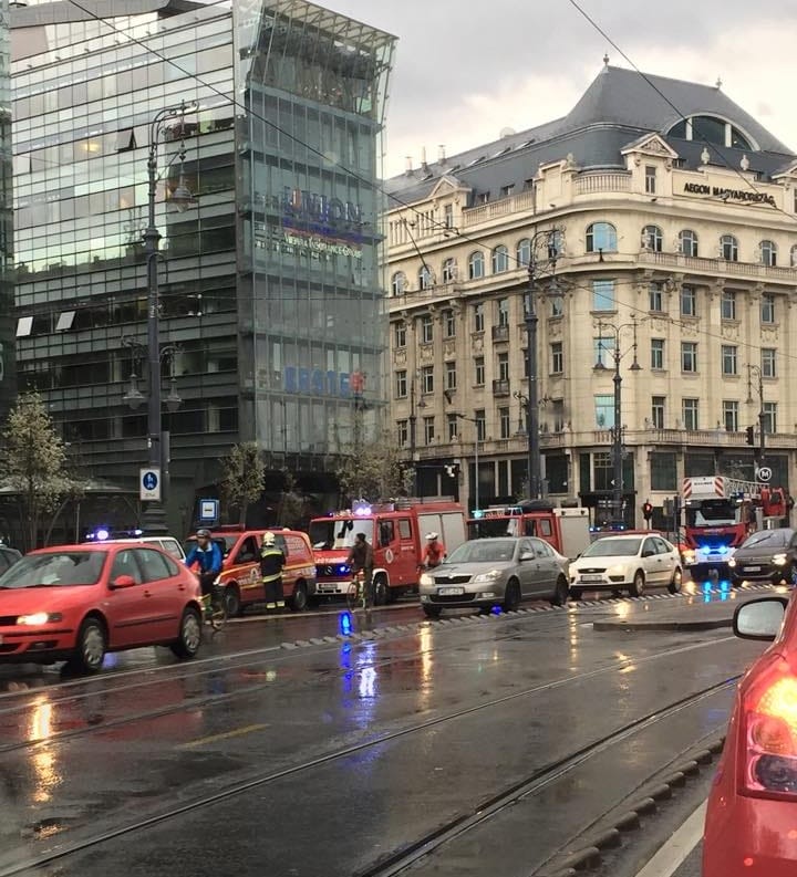 Füst miatt ürítettek ki egy belvárosi irodaházat Budapesten - fotó 