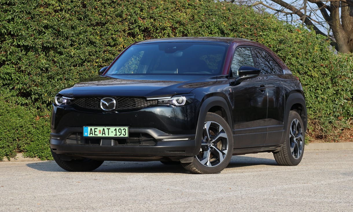 Benzint iszik és villanyt prédikál: teszten az egzotikus hajtású legújabb lázadó Mazda